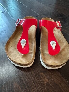 BIRKENSTOCK Red Patent Leather Gizeh Thong Sandals with Buckle. Women’s Sz 36